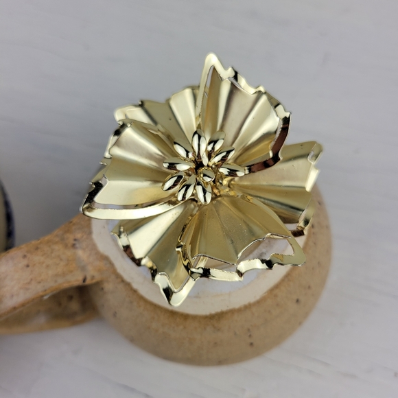 Vintage 1960s Brooch Gold Tone Metal Flower - Picture 11 of 15